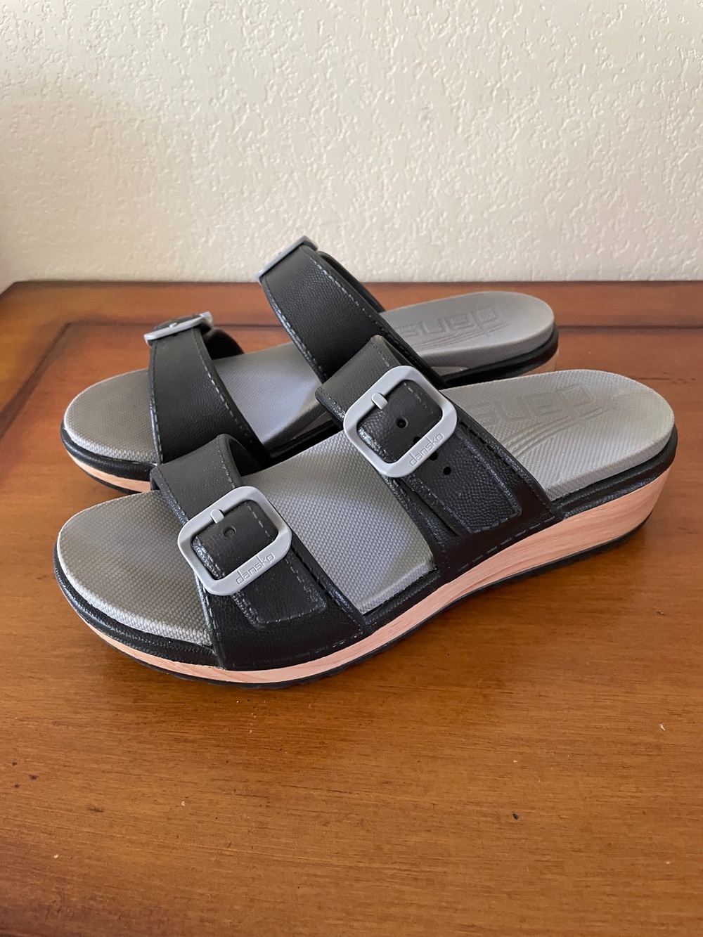 Dansko Kandi EVA Sandals Women’s size 39 Black Double Strap Slide 4520180200